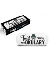 Etui na okulary - Facet z klasą nosi okulary
